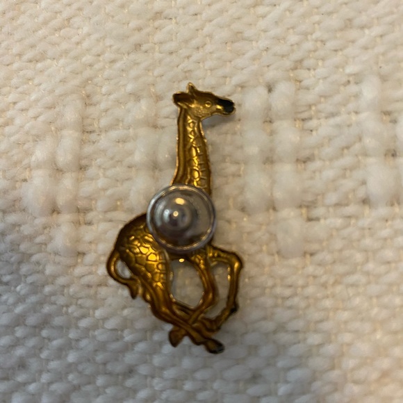 ⚫️ Giraffe Pin - unbranded - Picture 3 of 3